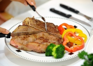 Kött är en basföda för människan men få känner till hur köttätande påverkar miljön. (Foto: AFP/Jung Yeon-Je) 