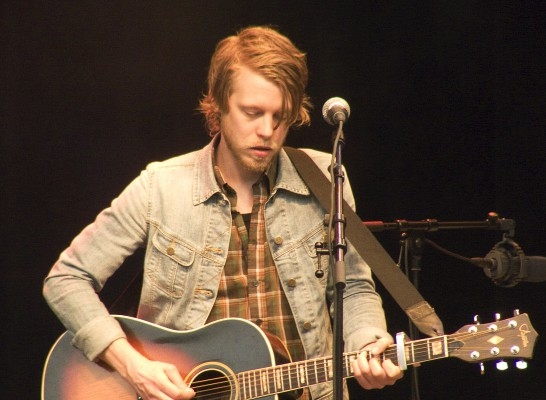 Kristofer Åström bjöd på mer än en timmes konsert på Taubescenen tillsammans med kompbandet The Rainaways (Foton: Anders Eriksson, Epoch Times Sverige)