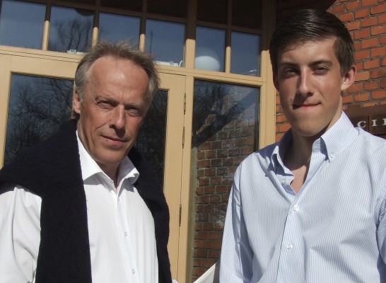 Den unge riksdagsledamoten Anton Abele, tillsammans med pappa Gunnar, såg påskdagens Shen Yun-föreställning. (Foto: Sound of Hope)