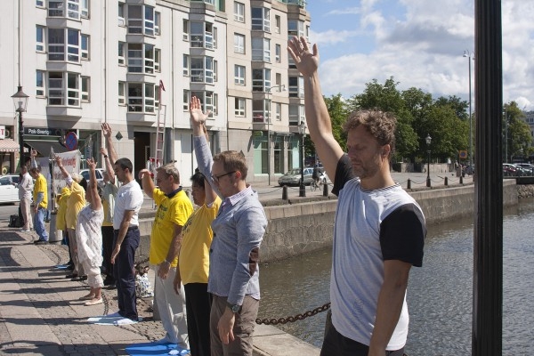 Falun Gong-utövarna gör stillsamma övningar framför det kinesiska konsulatet i Göteborg. (Foto: Anders Eriksson/ Epoch Times)
