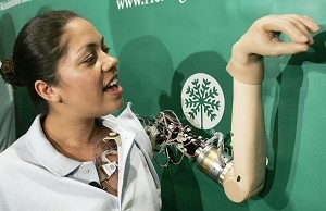 Claudia Mitchell demonstrerar funktionen i sin ”robotarm” under en presskonferens i Washington i september. Mitchell är den första kvinnliga användaren av en ”tankekontrollerad robotarm”, en avancerad protes som utvecklats av Chicagos rehabiliteringsinstitut. (Foto: Win McNamee/Getty Images)