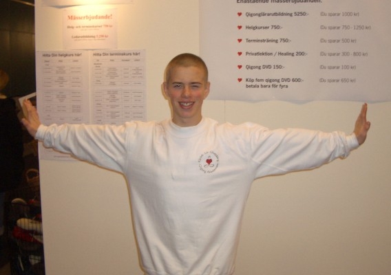 Erik Norberg informerade om qigong och visade övningar. (Foton: Tony Lingefors/Epoch Times Sverige)
