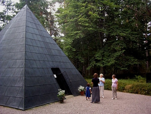 Pyramiden i Småland byggdes av Malte Liewen Stierngranat efter en resa till Cheopspyramiden i Egypten.