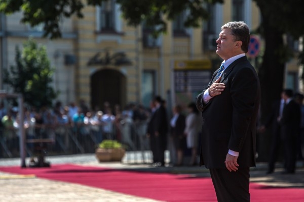 Ukrainas nyvalde president, Petro Porosjenko, deltar i öppningsfestligheterna på torget vid  Sophia Hagia den 7 jun 2014 i Kiev, Ukraina. Poroshenko valdes den 25 maj med en majoritet i den första omgången av landets röstning. (Foto: Brendan Hoffman / Getty Images)