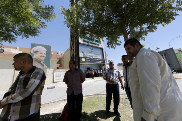 Irakier flyr våldet i norra Iraks Nineveh-provins. Här köar irakier utanför det irakiska flygbolaget Iraqi Airways för att kunna lämna Arbil, huvudstaden i den autonoma kurdiska regionen i norra Irak, den 22 juni. (Foto: Karim Sahib / AFP/ Getty Images)
