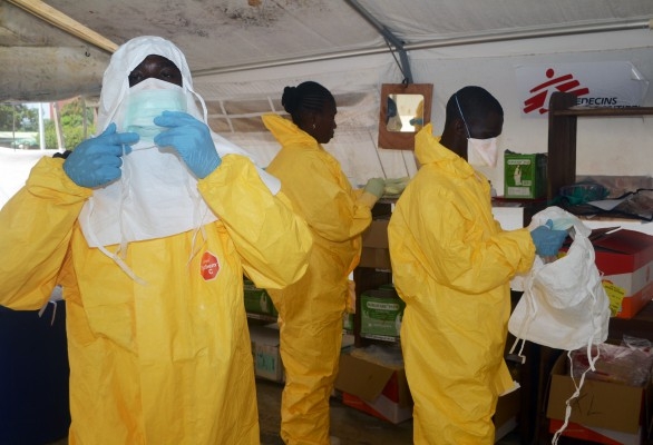 Läkare utan gränser sätter på sig skyddskläder på Donka sjukhusets isoleringsavdelningen i Conakry där personer med ebolavirus är intagna. (Foto: Cellou Binani / AFP / Getty Images)