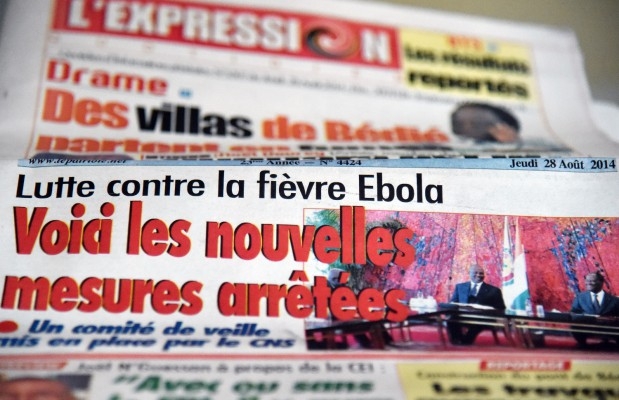Huvudnyheten för Elfenbenskustens tidningar den 28 augusti var regeringens åtgärd att stänga gränsen mot Guinea och Liberia. Elfenbenskusten är officiellt fri från den mycket smittsamma och obotliga blödningsfebern som krävt nästan 1500 liv i Liberia, Sierra Leone och Nigeria. (Foto: Issouf Sanogo / AFP/ Getty Images) 