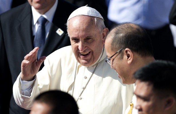 Påven Franciscus (mitten) talar med Filippinernas president Benigno Aquino medan han vinkar till publiken under en avskedsceremoni på Amor Airbase i Manila den 19 januari 2015. (Foto: Noel Celis/AFP/Getty Images)