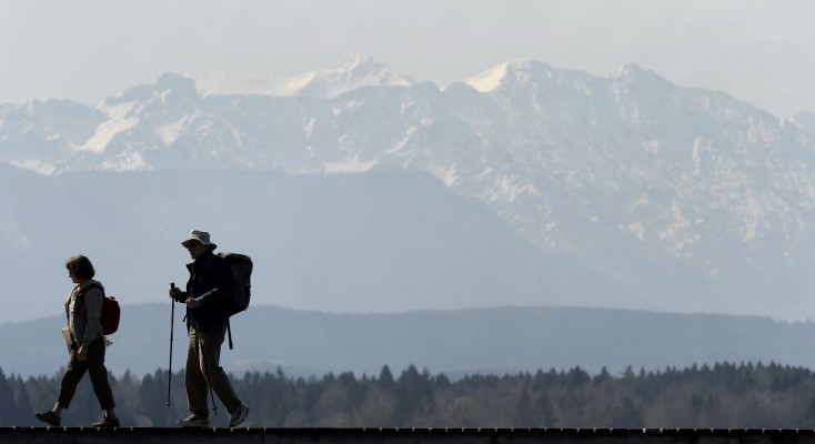 Ett par promenerar på en pir vid sjön Starnberg nära byn Seeshaupt i södra Tyskland, den 10 april, 2015. Regelbunden motion motverkar både demens och hjärtsjukdomar, visar studier. (Foto: Christof Stache / AFP /Getty Images)
