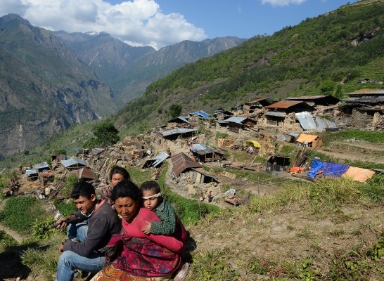 Invånare i Archletar Dhading i Gorkhadistriktet sitter i närheten av byns förstörda hus den 3 maj, efter att ha fått förnödenheter från en indisk arméhelikopter. Antalet dödsfall kommer att bli "mycket högre" varnade landets regering. Foto: Sajjad Hussain / Getty Images
