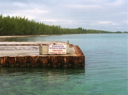 Ett fotografi från juni år 2000 visar en landningsbrygga på Fangataufa-atollen i franska Polynesien. På skylten står det skrivet på franska: Tahitisk 'militärzon, tillträde förbjudet'. Det finns en risk för att delar av Mururoa-atollen kan komma att kollapsa i havet på grund av kärnvapentester under 60-talet och slutet på 90-talet. (Foto: Eric Feferberg/AFP/Getty Images)
