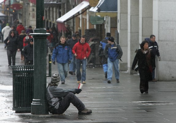 En tiggare ber om pengar i Oslos centrum den 25 februari 2007. (Foto: Chris Jackson / Getty Images)