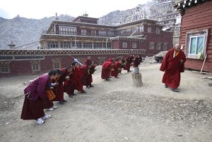 En nunna knäböjer för en mästare på en institution för buddhiststudier i det tibetanska distriktet Ganze i Shichuanprovinsen i Kina. (China Photos/Getty Images)