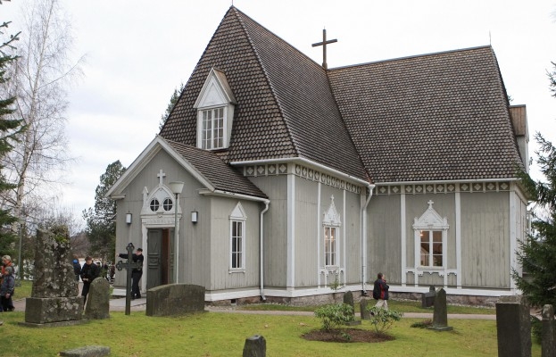 Folk lämnar kyrkan i Tuusula, Finland, efter en gudstjänst den 11 november 2007. (Foto: AFP PHOTO/Jacques Demarthon/AFP/Getty Images)