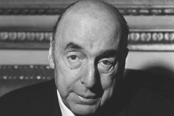 Poeten Pablo Neruda, även chilensk ambassadör i Frankrike, svarar på journalisternas frågor efter att det tillkännagivits att han har vunnit Nobelpriset i litteratur, den 21:a oktober 1971. En chilensk domare beordrade nyligen en gravöppning för att försöka fastställa dödsorsaken, vilken hans före detta chaufför tror var en avrättning på order av General Augusto Pinochet. (Foto: AFP/Getty Images)