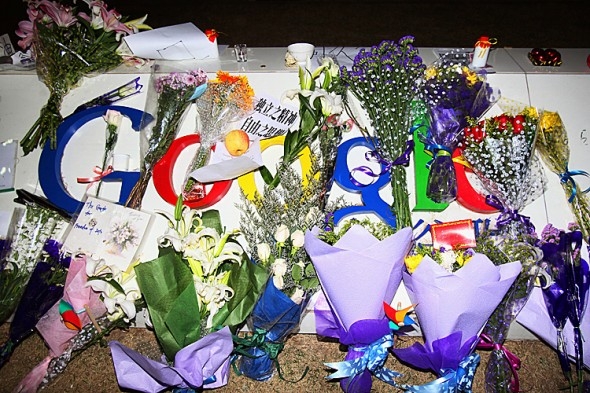 Blommor vid Googles högkvarter i Kina, 23 mars 2010, efter att företaget meddelat att man stängde sin kinesiska sökmotor i Fastlandskina. (Feng Li/Getty Images)