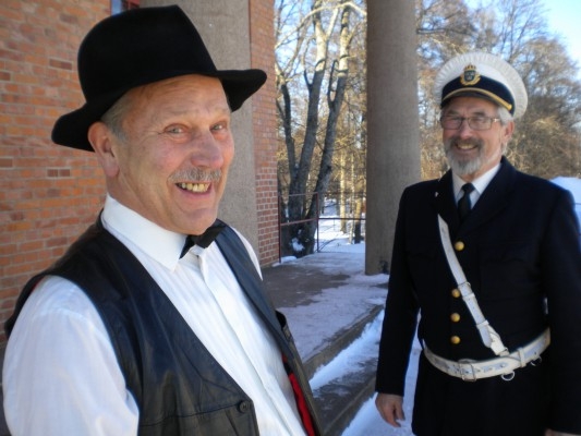 Gösta Andersson (till vänster) är en äkta Åsa Nisse-kopia, busig, entusiastisk och full av påhitt. Han har skrivit manus och arrangerat rekvisita till elva års teateruppsättningar i Bälaryd, Aneby. (Foton: Veronica Örfelth/ Epoch Times)  
