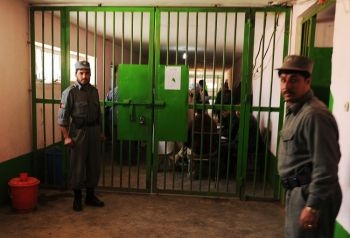 Afghanska fångvaktare håller vakt under ett besök av lokala och internationella medier på Pul-e Charkhi-fängelset i utkanten av Kabul den 7 mars 2010. (Foto: Massoud Hossaini / AFP / Getty Images)