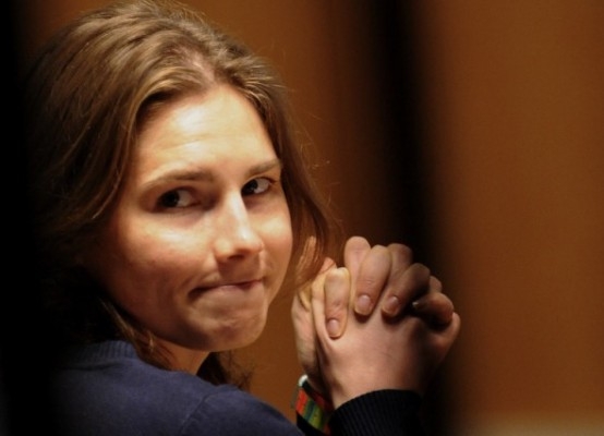 Arkivfoto av amerikanskan Amanda Knox efter överklagandet i Perugias domstol den 12 mars 2011. Knox, som friades för mordet på sin rumskamrat Meredith Kercher i Perugia, Italien, undertecknade ett bokkontrakt värt 4 miljoner dollar med HarperCollins. (Foto: Tiziana Fabi /AFP/Getty Images)