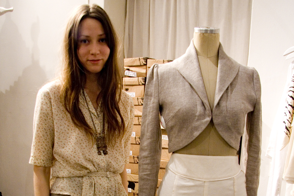 Anja på Ekovaruhuset i Stockholm har själv sytt den här bolerojackan i linne. Pris: 1 700kr. (Foton: Sofia Partanen)
