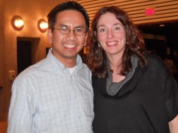 Linh Nguyen och Blythe Browne var på besök i Kitchener-Waterloo från Inuvik i Nordvästra territorierna, Kanada, när chansen och en ljus idé om en födelsedagspresent tog dem till Shen Yuns föreställning på Square Theatre på lördagskvällen. (Matthew Little / The Epoch Times)