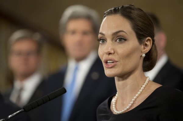 Skådespelerskan Angelina Jolie, sändebud för FN:s flyktingorgan UNHCR, talar under en presskonferens på G8-mötet i Lancaster House den 11 april 2013 i London. Jolie sade nyligen att hon har genomgått bröstoperation för att förhindra bröstcancer, vilket har lett till att kvinnor i Shanghai, Kina, blivit alltmer intresserade av att testa sig för bröstcancer. (Foto: Alistair Grant /WPA Pool/Getty Images)
