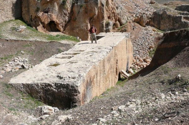 En megalit vid den arkeologiska platsen Baalbek. (Wikimedia Commons)
