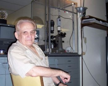 Cleve Backster i sitt laboratorium i San Diego, där han forskar angående primär perception. (Foto: Med tillstånd av Cleve Backster) 