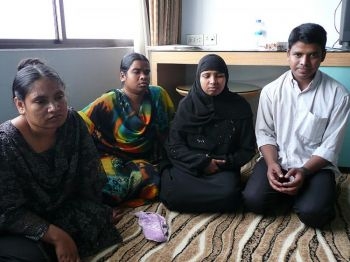 Arbetarna som deporterades tillbaka till Bangladesh träffade NLC och berättade sin historia. (Foto: NLC)