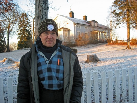 Krister Larsson i Ockelbo tycker att det är alldeles för långt med nästan sex mil till polisstationen i Gävle. Ett ännu olöst bankrån förra fredagen gav extra kraft åt argumenten. (Foto: Susanne Larsson)