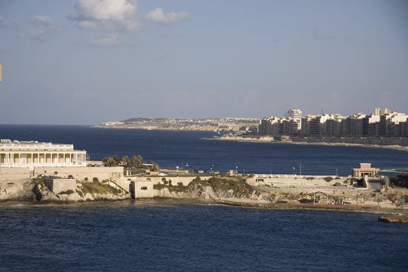 Kasinot i Sankt Julian. I den här delen av ön finns många restauranger och uteställen. I bakgrunden skymtar norra kustlinjen, varpå huvudstaden Valetta ligger. (Foto: Sofia Partanen/Epoch Times)
