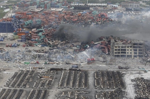 Räddningsarbete pågår på platsen för explosionerna i Tianjin den 14 augusti 2015. (Foto: STR/AFP/Getty Images)