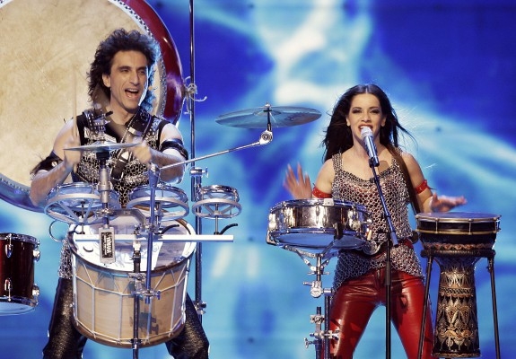 Artister från Bulgarien, Elitsa Todorova och Stoyan Yankoulov, uppträder med trummor och sången “Water” under seminfinalen i Helsingfors. (Foton: AFP/ Sven Nackstrand)
