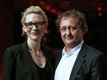 Skådespelerskan och konstnärlige ledaren för Sydney Theatre Company Cate Blanchett (vä) deltog med maken Andrew Upton på premiären för den nya musikalen "Spring Awakening" på Sydney Theatre den 9 februari i Sydney, Australien. (Foto: Graham Denholm/Getty Images)
