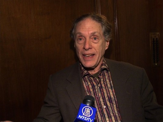 Violinprofessor Charles Castleman vid Shen Yun Performing Arts föreställning på Rochester Auditorium Theatre den 16 februari 2013. (Foto: Med tillstånd av NTD Television)
