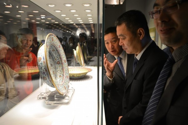 Besökare beskådar kinesiskt porslin på en förhandsvisning den 24 september 2013 inför en auktion hos Christies i Shanghai. Under den senaste månaden har folk i Hangzhou, Kina, klättrat över stängslet till en byggarbetsplats för att gräva efter porslin. (Foto: Peter Parks/AFP/Getty Images)