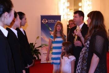 Karabasz, som tjänstgör i det militära, och hans familj samtalar med artisterna i Shen Yun Performing Arts under VIP-mottagning. (Lisa Fan/The Epoch Times) 