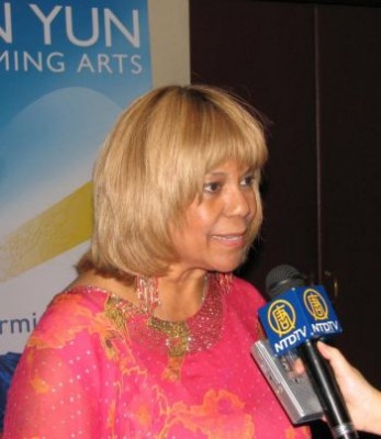 Claudette Rogers Robinson,  ursprungsmedlem i Miracles, ett amerikanskt rytm- och bluesband från Detroit, känd för sina låtar  "The tracks of My Tears" och "Ooo Baby Baby" (1965) såg andra föreställningen av Shen Yun Divine Performing Arts i Pasadenas Civic Auditorium lördagen den 9 maj. (Foto: NTDTV)
