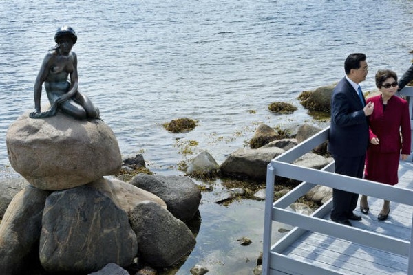 Hamnen i Köpenhamn pryds av den Lilla sjöjungfrun, som 2012 besöktes av Kinas dåvarande ledare Hu Jintao med hustrun Liu Yongqing. (Foto: Keld Navntoft /AFP/GettyImages)