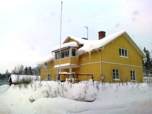 En jacuzzi i ett nykaklat badrum kan vara förödande för ett trähus. Huset på bilden har inget direkt samband med artikeln. (Foto: Susanne Willgren/ Epoch Times Sverige)