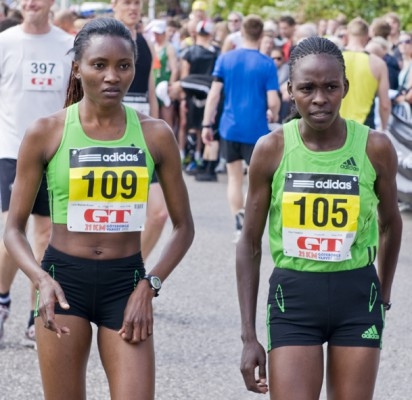 Vinnaren, med nummer 105,  Joyce Chepkurui, står tillsammans med Lucia Mwihaki Kimani innan starten. (Foto: Khosro Zabihi / Epoch Times)
