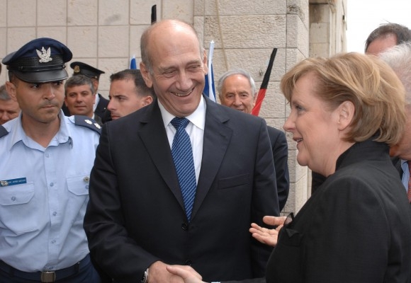 Tyska förbundskanslern Angela Merkel (H) och Israels premiärminister Ehud Olmert (M) vid en välkomstceremoni i Jerusalem den 1 April. Merkel samtalade med israeliska och palestinska ledare på söndagen för att fortsätta med fredssamtalen om mellanöstern. (Foto: AFP/ Amos BenGershom/ Government Press Office)