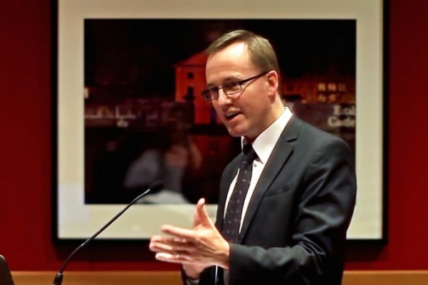Medlem av den lagstiftande församlingen i New South Wales, Australien,  David Shoebridge, talar vid visningen av filmen "Transcending Fear: The Story of Gao Zhisheng", som han arrangerade i New South Wales parlament den 18 juni (Foto: Cr Shakespear Media) 
