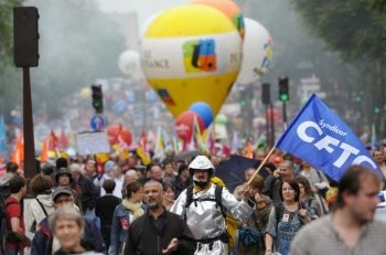 Landsomfattande demonstration i Frankrike under endagsstrejk, utlyst av facket mot pensionsreformen, 27 maj 2010 i Paris. (Bertrand Langlois / AFP / Getty Images)