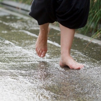 Många människor har upptäckt att de sover bättre, har mer energi och upplever smärtlindring genom att ha kontakt med jorden. Det kallas earthing, eller jordning, och sker naturligt när vi går barfota på jorden. (Mario Tama/Getty Images)