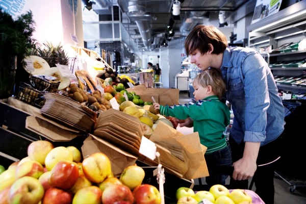 Frukt och grönsaker är för många inkörsporten till att handla ekologiskt, men mycket importeras idag eftersom den svenska produktionen inte räcker till. (Sofia Runarsdotter/Bra miljöval)