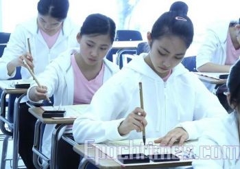 Elever övar kalligrafi i Fei Tian Academy of the Arts California. (Foto: Epoch Times)