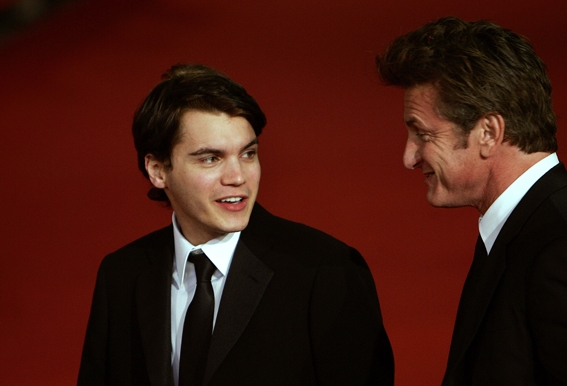 Skådespelaren Emile Hirsch och Sean Penn i samband med en visning av filmen "Into the Wild" i Rom. (Foto: AFP /Filippo Monteforte) 