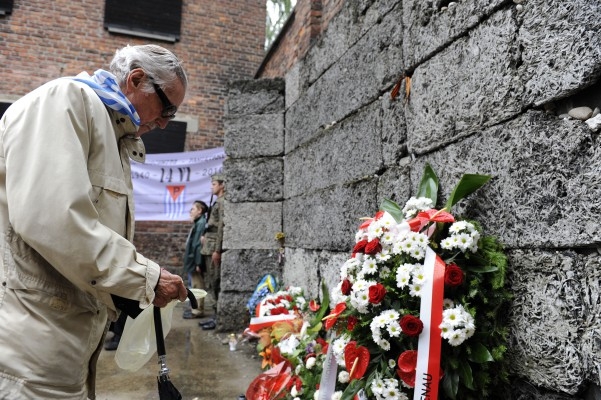 En man visar sitt deltagande den 14 juni 2010 under en minnesstund på den 70:de årsdagen av de första fångtransporterna till Nazisternas dödsläger, Auschwitz-Birkenau i Oswiecim, Polen. (Foto: Pawel Ulatowski/AFP)