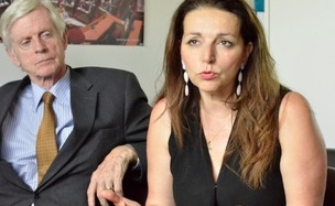 Franska parlamentsledamoten Valérie Boyer bredvid David Kilgour, tidigare kanadensisk statssekreterare för Asien- och Stillahavsområdet, under ett möte i den franska nationalförsamlingen, den 1 juli, 2014. (Foto: Marc-Antoine Pelle/Epoch Times-NTD)